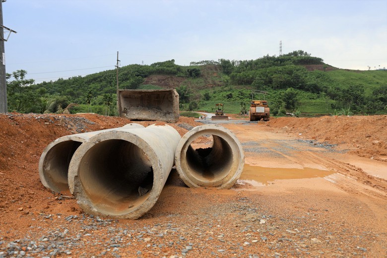 Cận cảnh dự &aacute;n đường 70 tỷ ở Quảng Ng&atilde;i trễ tiến độ, c&ocirc;ng trường vắng hoe- Ảnh 8.