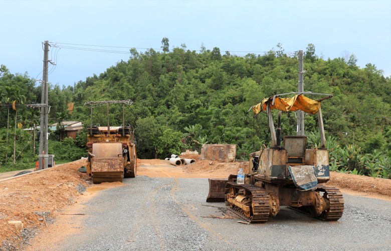 Cận cảnh dự &aacute;n đường 70 tỷ ở Quảng Ng&atilde;i trễ tiến độ, c&ocirc;ng trường vắng hoe- Ảnh 9.