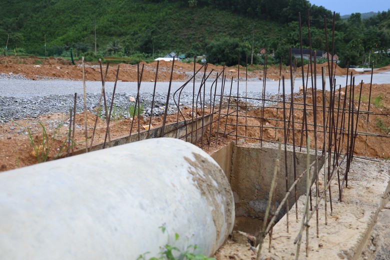 Cận cảnh dự &aacute;n đường 70 tỷ ở Quảng Ng&atilde;i trễ tiến độ, c&ocirc;ng trường vắng hoe- Ảnh 5.