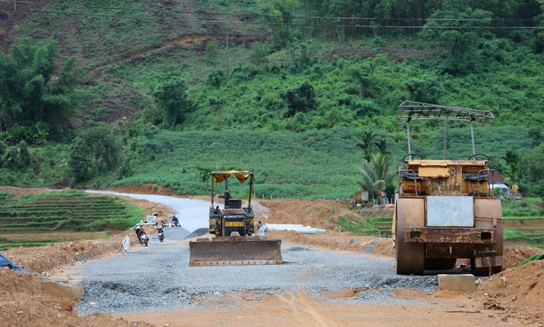 Cận cảnh dự &aacute;n đường 70 tỷ ở Quảng Ng&atilde;i trễ tiến độ, c&ocirc;ng trường vắng hoe- Ảnh 2.