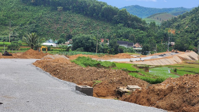 Cận cảnh dự &aacute;n đường 70 tỷ ở Quảng Ng&atilde;i trễ tiến độ, c&ocirc;ng trường vắng hoe- Ảnh 3.