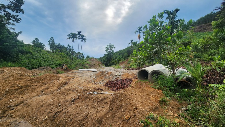 Cận cảnh dự &aacute;n đường 70 tỷ ở Quảng Ng&atilde;i trễ tiến độ, c&ocirc;ng trường vắng hoe- Ảnh 6.