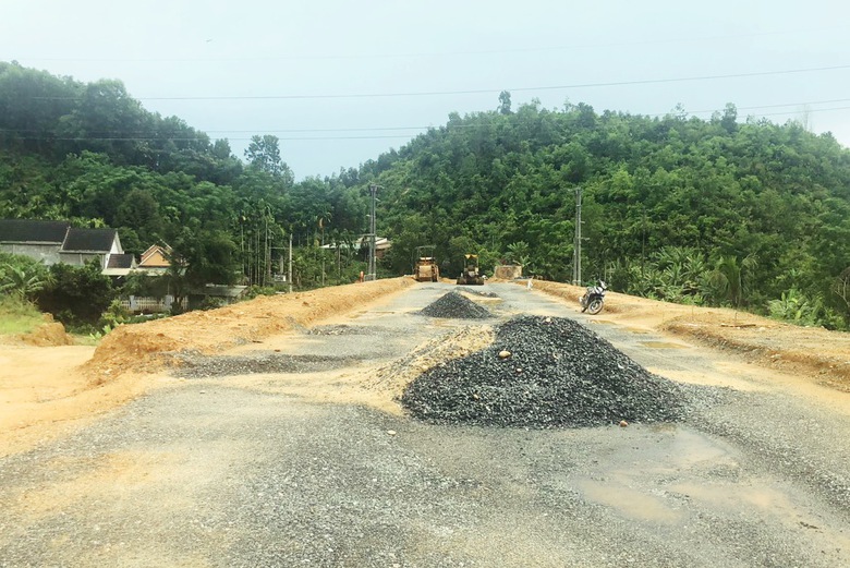 Cận cảnh dự &aacute;n đường 70 tỷ ở Quảng Ng&atilde;i trễ tiến độ, c&ocirc;ng trường vắng hoe- Ảnh 4.