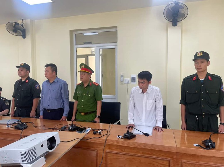 Bắt tạm giam chi cục trưởng v&agrave; c&ocirc;ng chức hải quan cửa khẩu X&iacute;n Mần- Ảnh 1.