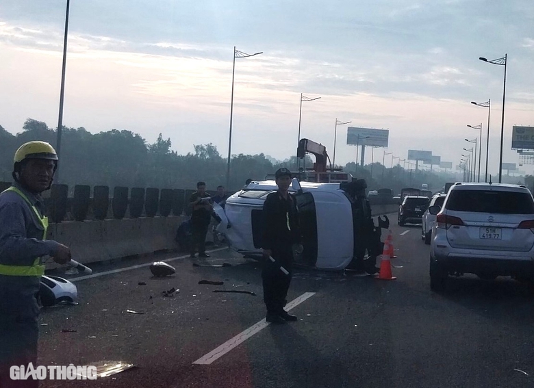 &Ocirc; t&ocirc; 7 chỗ lật nhiều v&ograve;ng tr&ecirc;n cầu, cao tốc Long Th&agrave;nh &ugrave;n tắc hơn 1km- Ảnh 1.