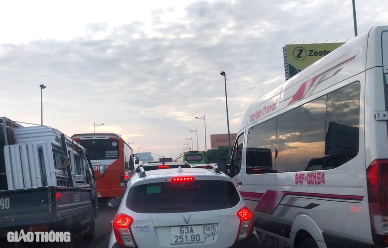 &Ocirc; t&ocirc; 7 chỗ lật nhiều v&ograve;ng tr&ecirc;n cầu, cao tốc Long Th&agrave;nh &ugrave;n tắc hơn 1km- Ảnh 4.