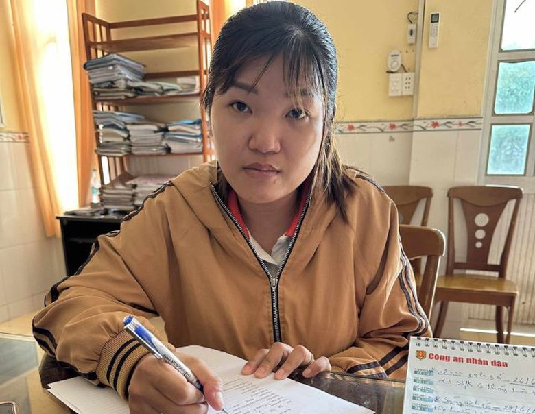 Sóc Trăng: Khởi tố thêm 4 đối tượng lừa người dân vay tiền lãi thấp để chuyển nhượng sổ đỏ- Ảnh 3. Sóc Trăng: Khởi tố thêm 4 đối tượng lừa người dân vay tiền lãi thấp để chuyển nhượng sổ đỏ- Ảnh 3.