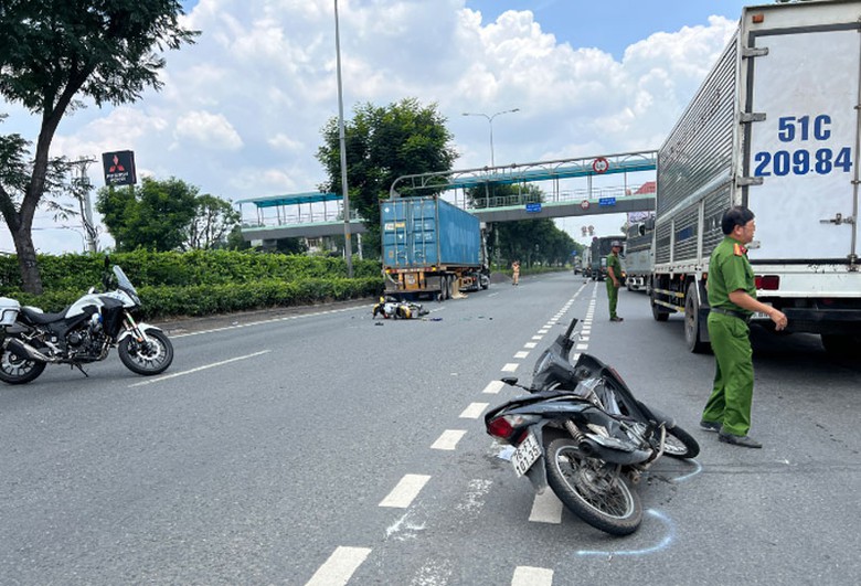 Hiện trường vụ tai nạn khiến một thanh ni&ecirc;n tử vong.