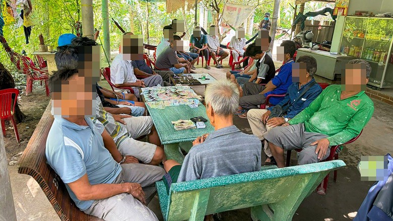 Bắt quả tang 33 người ngồi uống c&agrave; ph&ecirc; ở Vĩnh Long c&aacute; cược đ&aacute; g&agrave; tận Campuchia- Ảnh 1.