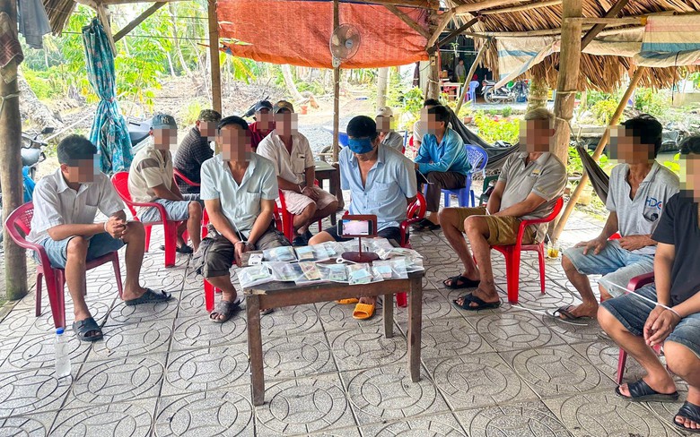 Bắt quả tang 33 người ngồi uống c&agrave; ph&ecirc; ở Vĩnh Long c&aacute; cược đ&aacute; g&agrave; tận Campuchia