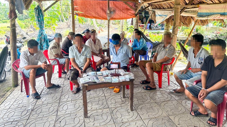 Bắt quả tang 33 người ngồi uống c&agrave; ph&ecirc; ở Vĩnh Long c&aacute; cược đ&aacute; g&agrave; tận Campuchia- Ảnh 2.