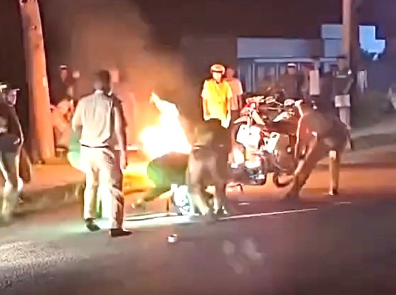 Khống chế người đ&agrave;n &ocirc;ng đốt xe m&aacute;y khi bị kiểm tra nồng độ cồn- Ảnh 1.