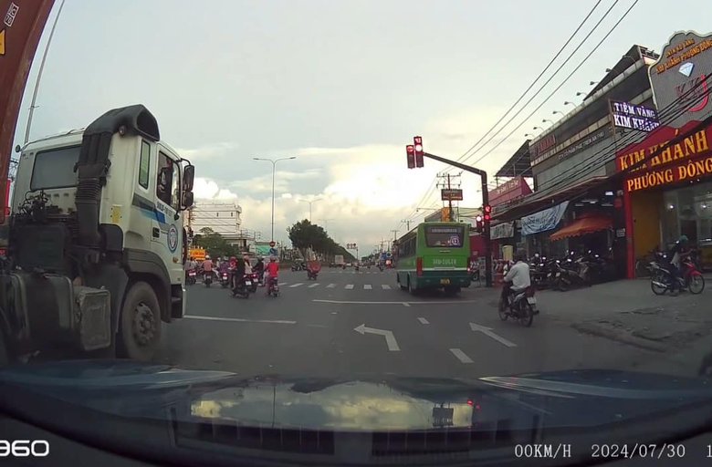 TP.HCM: Đ&igrave;nh chỉ t&agrave;i xế xe bu&yacute;t thản nhi&ecirc;n vượt đ&egrave;n đỏ tr&ecirc;n quốc lộ 22- Ảnh 1.