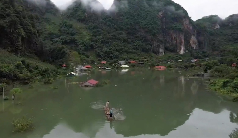 Gần 40 hộ d&acirc;n bản Phi&ecirc;ng Ngh&egrave; ở Sơn La vẫn bị ngập nước sau mưa lớn- Ảnh 1.