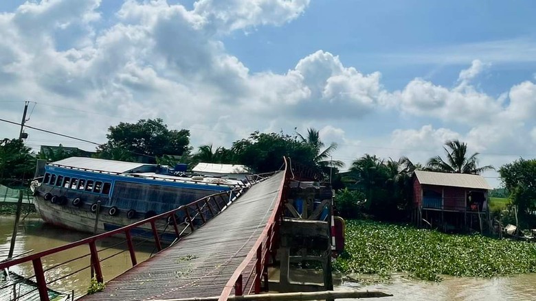 Ghe 40 tấn chở cá tông lệch cầu sắt ở Long An- Ảnh 1. Ghe 40 tấn chở cá tông lệch cầu sắt ở Long An- Ảnh 1.