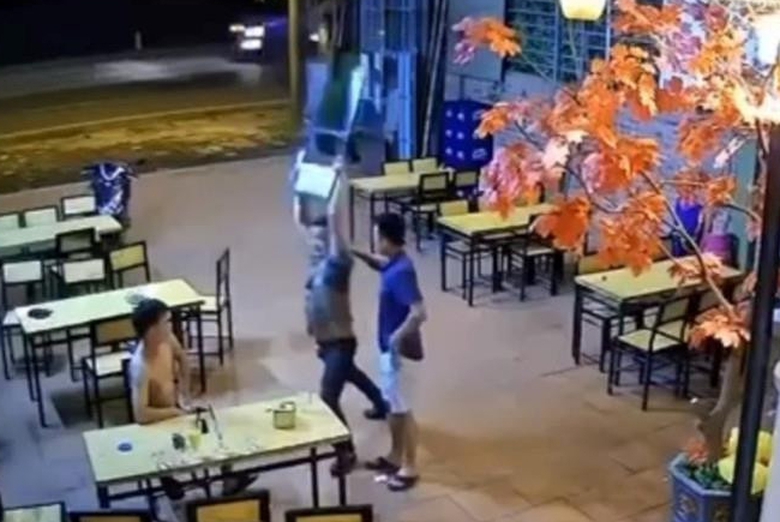 Khởi tố đối tượng vô cớ dùng ghế đánh trọng thương người ở phòng trà Đỗ Hiếu- Ảnh 1. Khởi tố đối tượng vô cớ dùng ghế đánh trọng thương người ở phòng trà Đỗ Hiếu- Ảnh 1.