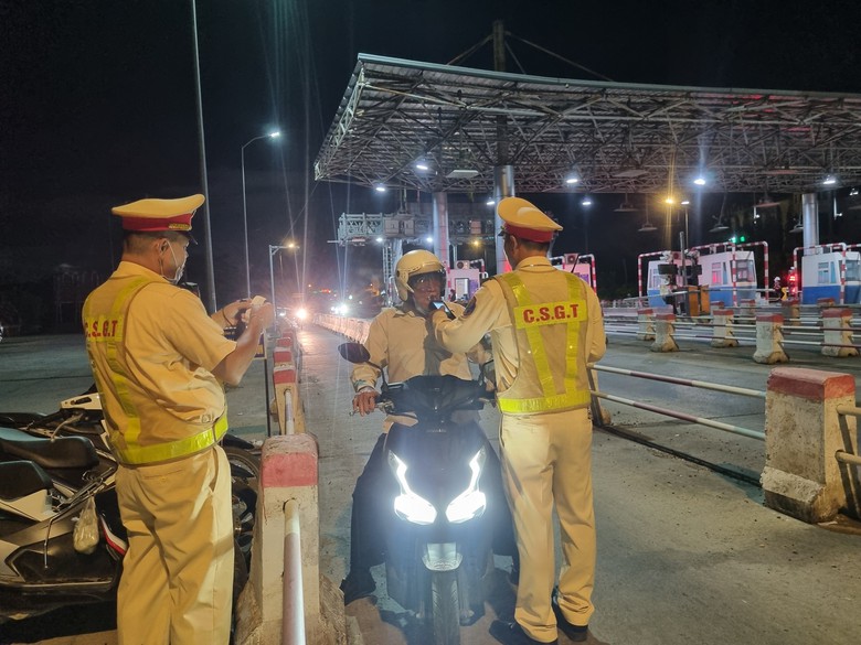 "D&iacute;nh" nồng độ cồn kịch khung l&uacute;c rạng s&aacute;ng, người đ&agrave;n &ocirc;ng bị phạt hơn 35 triệu- Ảnh 1.