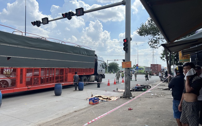 Xe tải lấn l&agrave;n va chạm xe &ocirc;m, người phụ nữ v&agrave; b&eacute; trai tử vong