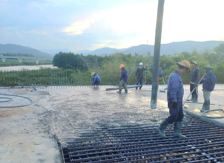 Xuyên đêm đua tiến độ 500 cầu, cống, hầm chui trên cao tốc Quảng Ngãi - Hoài Nhơn- Ảnh 2. Xuyên đêm đua tiến độ 500 cầu, cống, hầm chui trên cao tốc Quảng Ngãi - Hoài Nhơn- Ảnh 2.