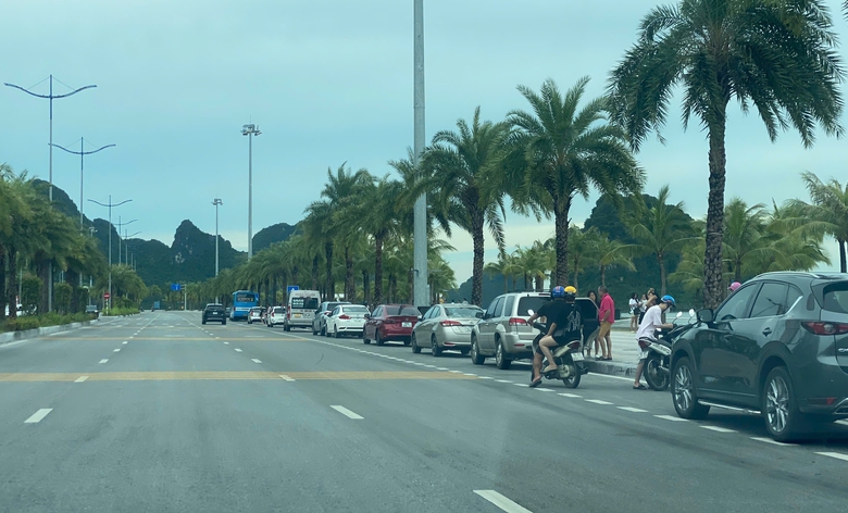 Quảng Ninh: Phớt lờ biển cấm, xe đỗ tùy tiện trên đường ven biển- Ảnh 2. Quảng Ninh: Phớt lờ biển cấm, xe đỗ tùy tiện trên đường ven biển- Ảnh 2.
