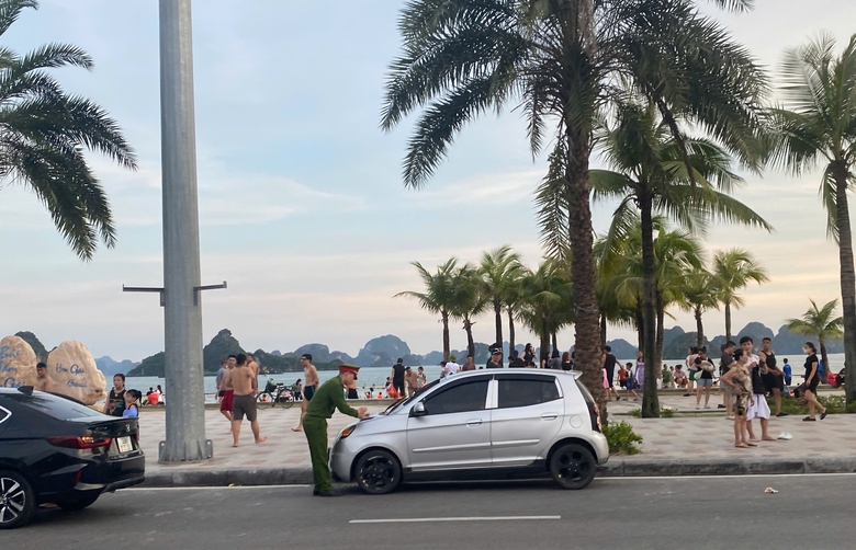 Quảng Ninh: Phớt lờ biển cấm, xe đỗ tùy tiện trên đường ven biển- Ảnh 3. Quảng Ninh: Phớt lờ biển cấm, xe đỗ tùy tiện trên đường ven biển- Ảnh 3.