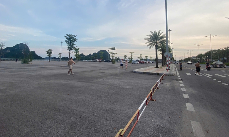 Quảng Ninh: Phớt lờ biển cấm, xe đỗ tùy tiện trên đường ven biển- Ảnh 4. Quảng Ninh: Phớt lờ biển cấm, xe đỗ tùy tiện trên đường ven biển- Ảnh 4.