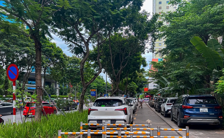 H&agrave; Nội xử nghi&ecirc;m h&agrave;nh vi chiếm dụng đường d&agrave;nh ri&ecirc;ng cho xe đạp, người đi bộ- Ảnh 1.