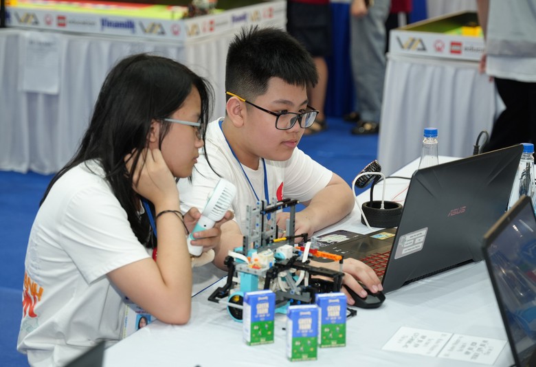 ): Sữa tươi Vinamilk Green Farm l&agrave; sản phẩm đồng h&agrave;nh xuy&ecirc;n suốt, tiếp th&ecirc;m dinh dưỡng cho c&aacute;c th&iacute; sinh trong thời gian diễn ra c&aacute;c v&ograve;ng thi. (Ảnh: Vi Nam)