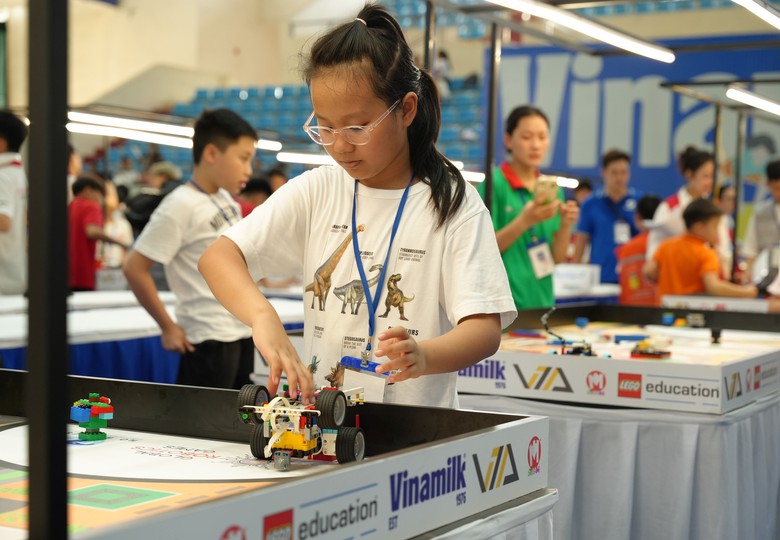 Th&iacute; sinh tập trung t&igrave;m giải ph&aacute;p để robot thực hiện c&aacute;c thử th&aacute;ch trong đề thi. (Ảnh: Vi Nam)