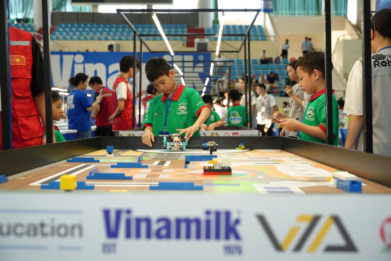 Th&iacute; sinh điều khiển robot để thực hiện c&aacute;c nhiệm vụ tại trang trại xanh, thu gom r&aacute;c thải, t&aacute;i chế vỏ hộp hay trồng rừng để bảo vệ tr&aacute;i đất theo c&aacute;c cấp độ. (Ảnh: Vi Nam)