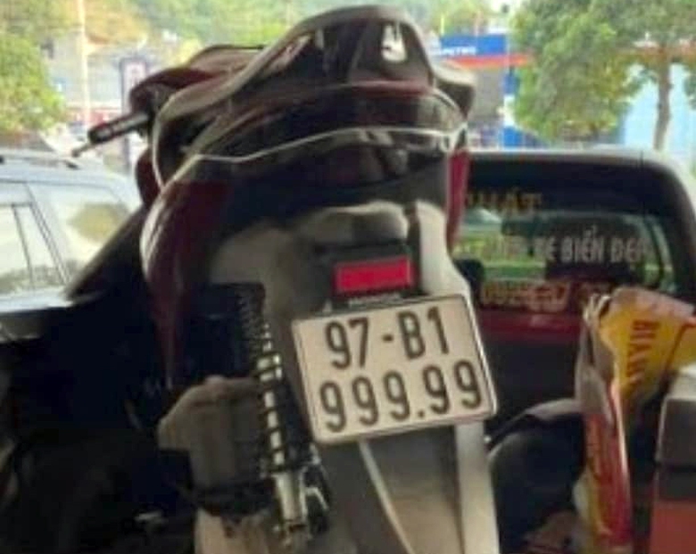 CSGT khuyến c&aacute;o g&igrave; sau khi Huấn "hoa hồng" k&ecirc;u cứu v&igrave; mua lại xe SH gắn biển 999.99- Ảnh 1.