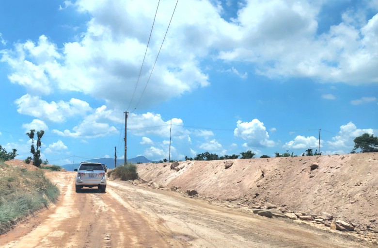 Hạ tầng kỹ thuật cản tiến độ cao tốc qua Quảng Ngãi- Ảnh 7. Hạ tầng kỹ thuật cản tiến độ cao tốc qua Quảng Ngãi- Ảnh 7.