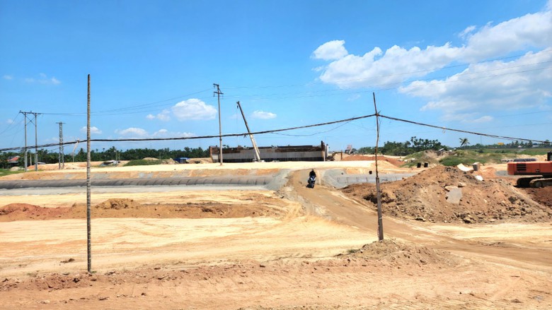 Hạ tầng kỹ thuật cản tiến độ cao tốc qua Quảng Ngãi- Ảnh 8. Hạ tầng kỹ thuật cản tiến độ cao tốc qua Quảng Ngãi- Ảnh 8.