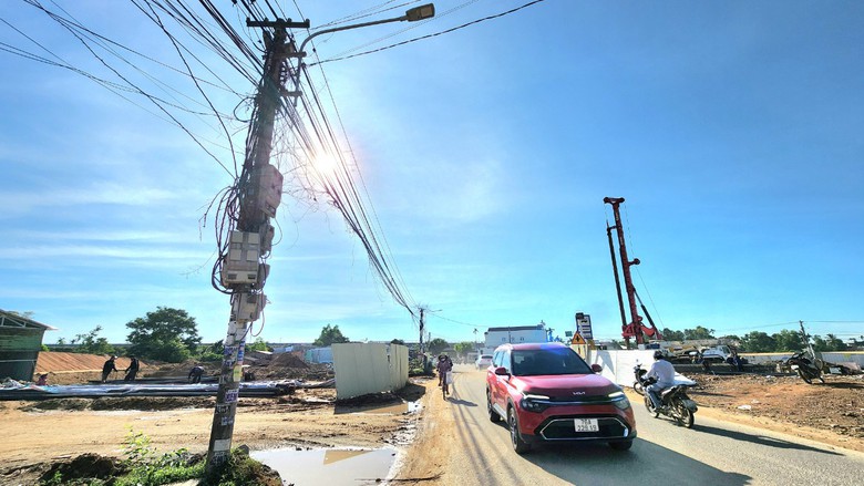 Hạ tầng kỹ thuật cản tiến độ cao tốc qua Quảng Ngãi- Ảnh 1. Hạ tầng kỹ thuật cản tiến độ cao tốc qua Quảng Ngãi- Ảnh 1.