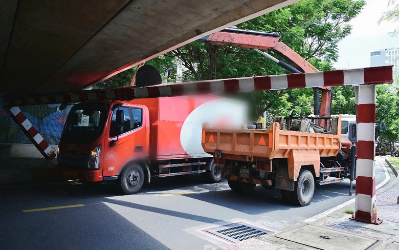 Bản tin TNGT 13/8: Xe tải t&ocirc;ng sập thanh chắn giới hạn chiều cao cầu Trần Kh&aacute;nh Dư