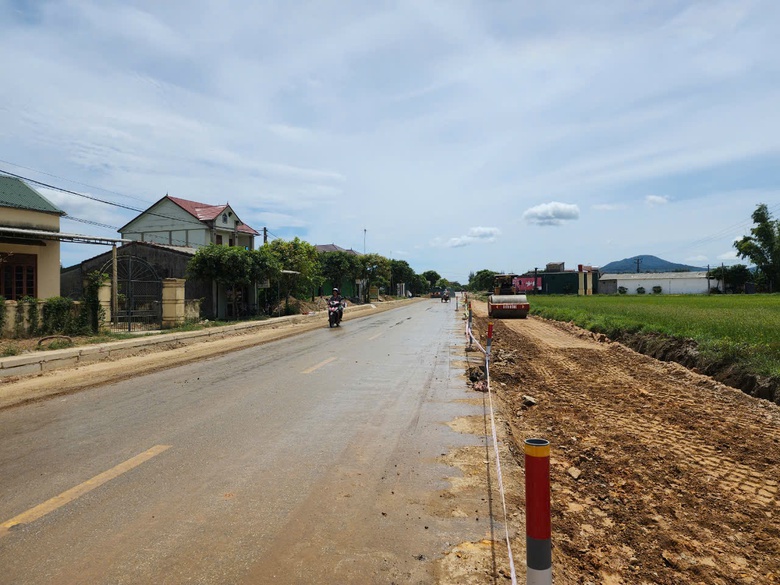 Dự &aacute;n n&acirc;ng cấp, mở rộng QL8C qua H&agrave; Tĩnh sau 1 năm vẫn vướng mặt bằng- Ảnh 1.