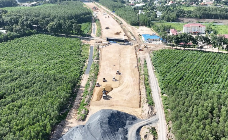 Chưa c&oacute; đủ mặt bằng, cao tốc Bi&ecirc;n Ho&agrave; - Vũng T&agrave;u lại đối diện nguy cơ thiếu đất đắp- Ảnh 1.