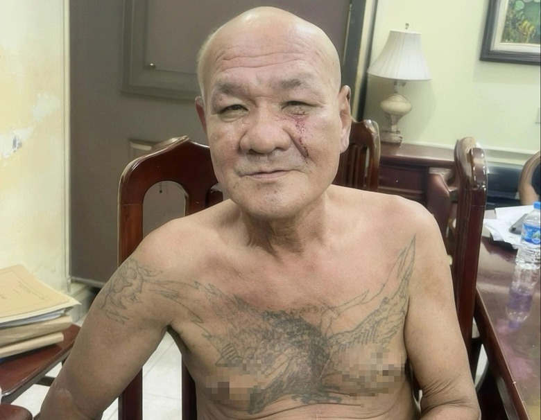 Lộ nguyên nhân đối tượng cầm dao chém gục người trên phố Trần Quang Khải- Ảnh 1. Lộ nguyên nhân đối tượng cầm dao chém gục người trên phố Trần Quang Khải- Ảnh 1.