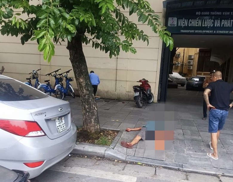 Lộ nguyên nhân đối tượng cầm dao chém gục người trên phố Trần Quang Khải- Ảnh 2. Lộ nguyên nhân đối tượng cầm dao chém gục người trên phố Trần Quang Khải- Ảnh 2.