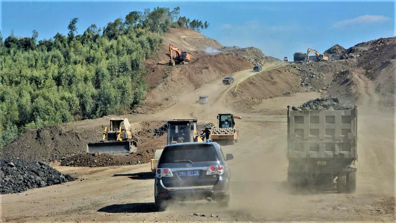 Khắc phục sụt trượt, vượt khó khăn đảm bảo tiến độ cao tốc qua Phú Yên- Ảnh 4. Khắc phục sụt trượt, vượt khó khăn đảm bảo tiến độ cao tốc qua Phú Yên- Ảnh 4.