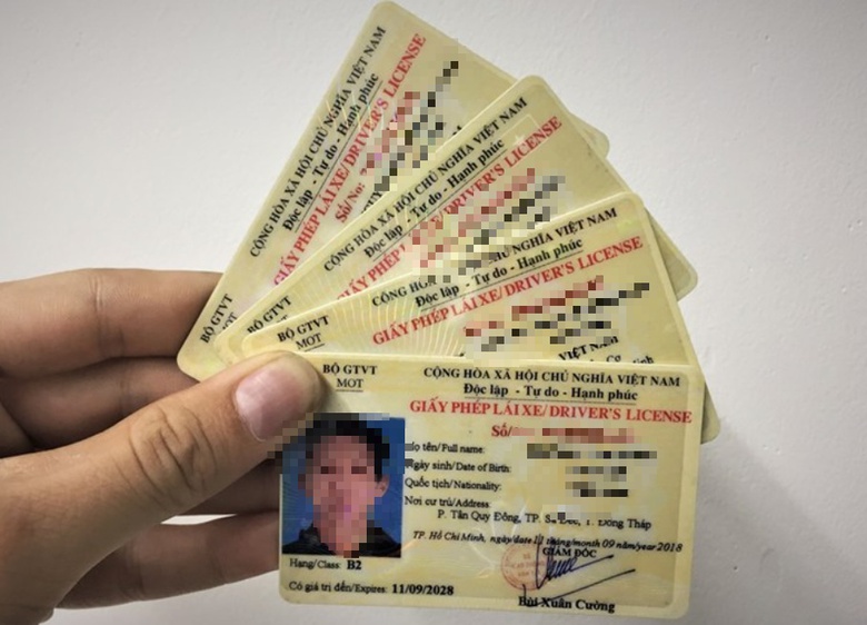 Đề xuất phạt tiền t&agrave;i xế sử dụng bằng l&aacute;i đ&atilde; bị trừ hết điểm- Ảnh 1.