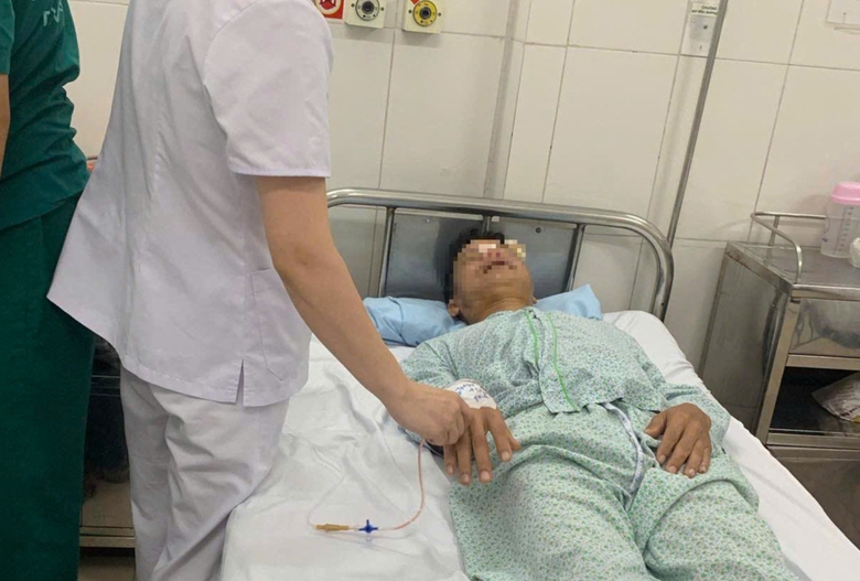 T&agrave;i xế &ocirc; t&ocirc; bỏ trốn sau khi h&agrave;nh hung người l&aacute;i xe &ocirc;m tr&ecirc;n đường Giải Ph&oacute;ng- Ảnh 2.