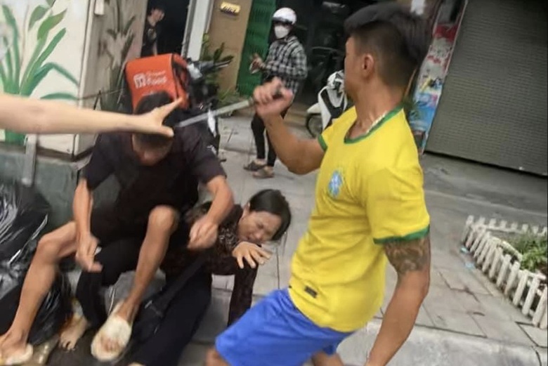 C&ocirc;ng an H&agrave; Nội v&agrave;o cuộc vụ t&agrave;i xế &ocirc; t&ocirc; h&agrave;nh hung l&aacute;i xe &ocirc;m tr&ecirc;n đường Giải Ph&oacute;ng- Ảnh 1.