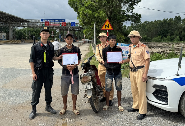 Bắt nh&oacute;m trộm cắp xe m&aacute;y sau 9 ph&uacute;t- Ảnh 1.