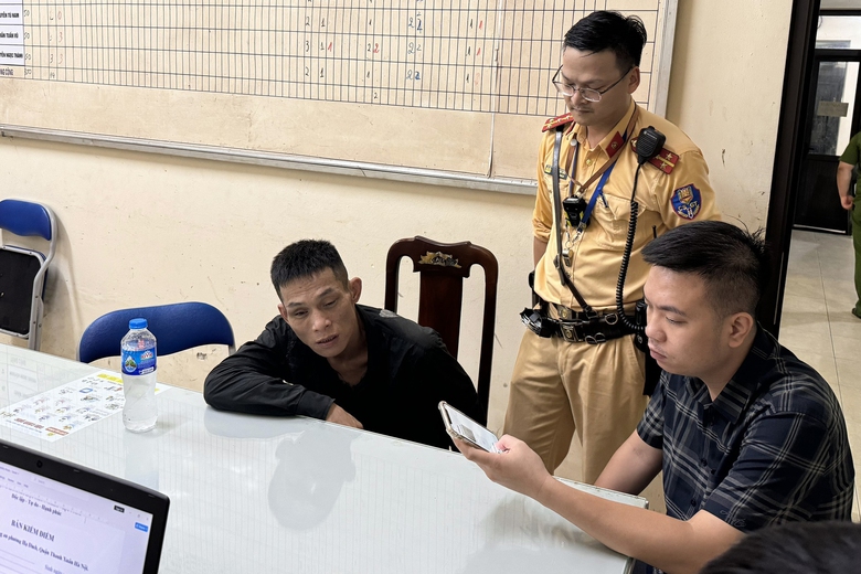 CSGT quật ngã nghi can trộm xe máy trên đường phố Hà Nội- Ảnh 1. CSGT quật ngã nghi can trộm xe máy trên đường phố Hà Nội- Ảnh 1.