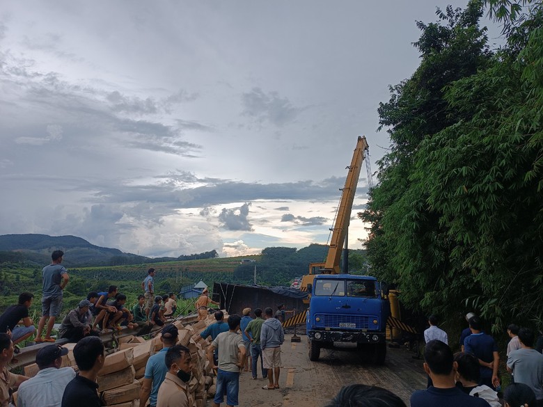 Xử l&yacute; điểm trơn trượt tr&ecirc;n đường Hồ Ch&iacute; Minh qua Kon Tum- Ảnh 1.