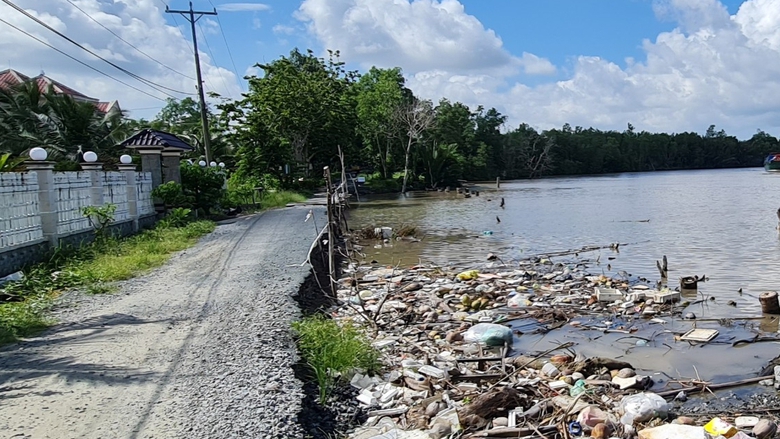 C&agrave; Mau: Sớm khắc phục đường sạt lở để người d&acirc;n kh&ocirc;ng thấp thỏm đi cầu tạm- Ảnh 2.