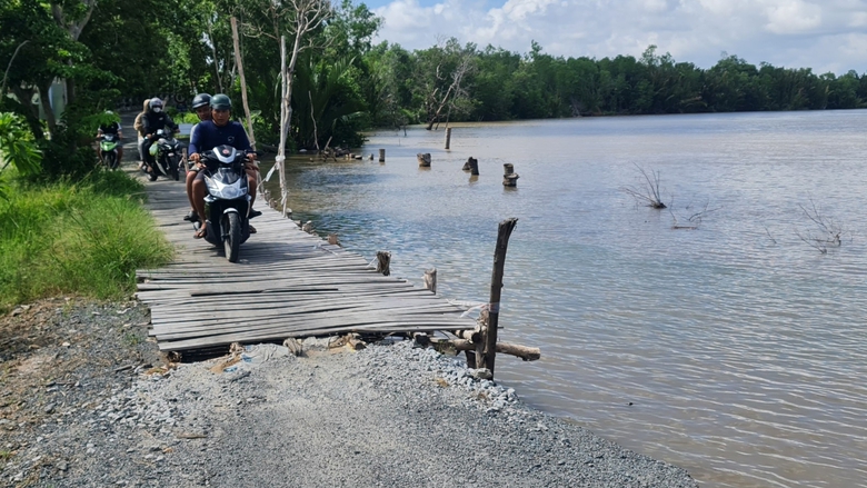 C&agrave; Mau: Sớm khắc phục đường sạt lở để người d&acirc;n kh&ocirc;ng thấp thỏm đi cầu tạm- Ảnh 1.