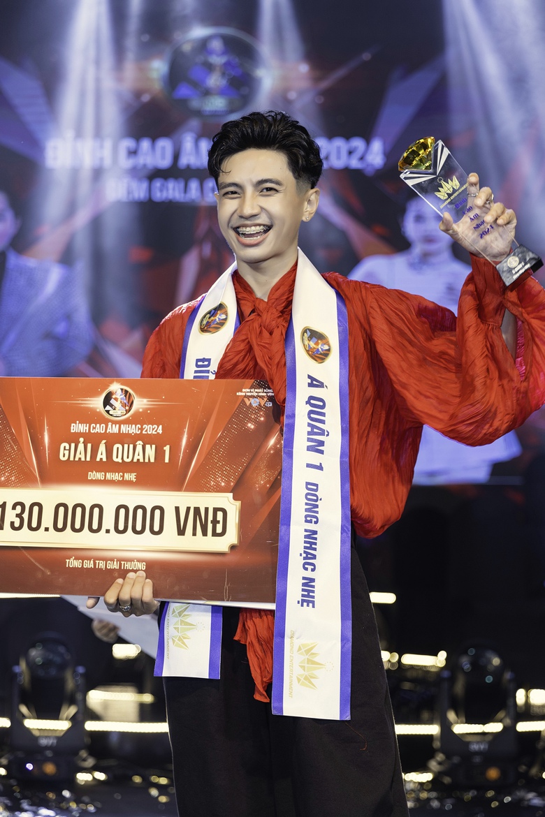 &Aacute; qu&acirc;n Đỉnh cao &acirc;m nhạc 2024 Hiếu Minh: Hạnh ph&uacute;c khi được h&aacute;t trước T&ugrave;ng Dương- Ảnh 1.