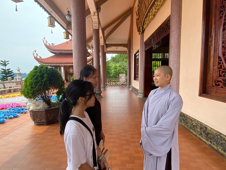 Quảng Ninh "phủ s&oacute;ng" an to&agrave;n giao th&ocirc;ng đến c&aacute;c tăng ni, phật tử- Ảnh 2.